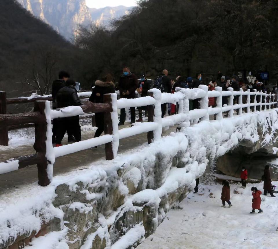 气温大降 焦作云台山现冰雪世界景色