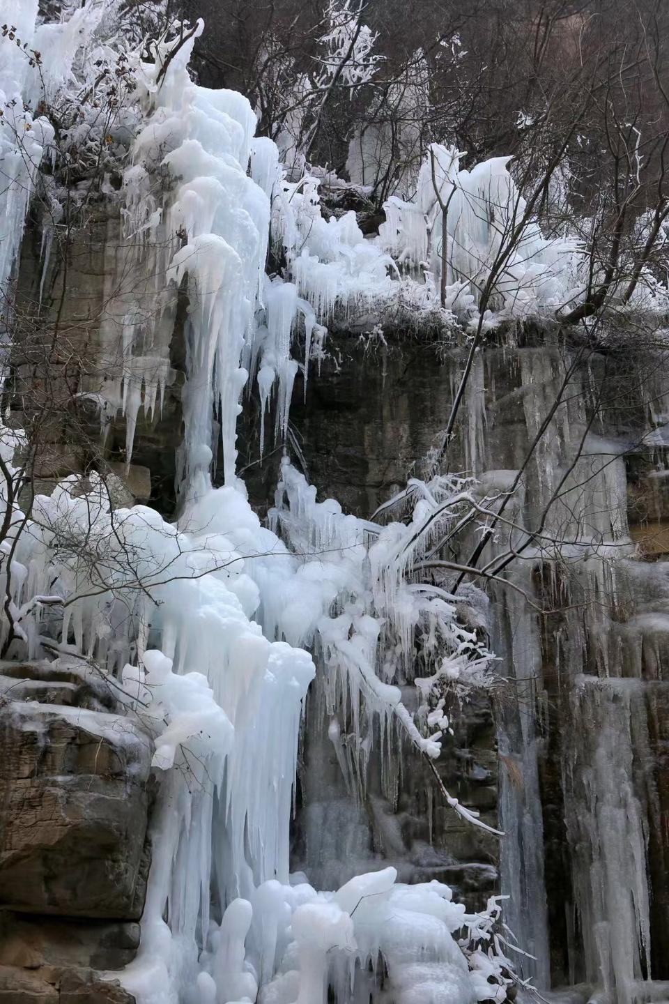 气温大降 焦作云台山现冰雪世界景色