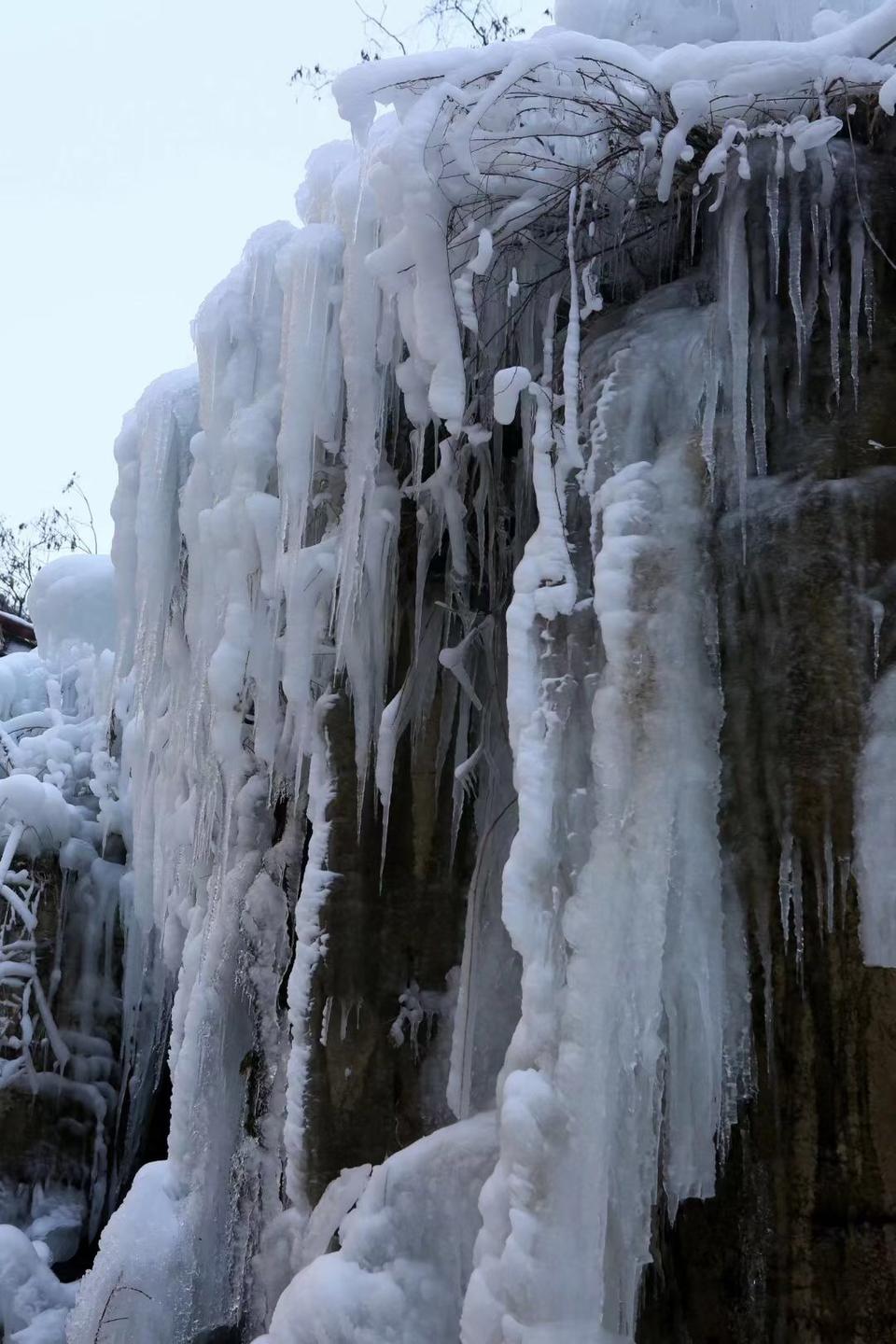 气温大降 焦作云台山现冰雪世界景色