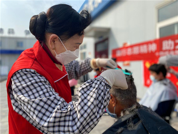 【复工复产·陕西在行动】助力复工复产 “雷锋日”义剪志愿服务活动走进陕西奥体中心体育馆建设项目