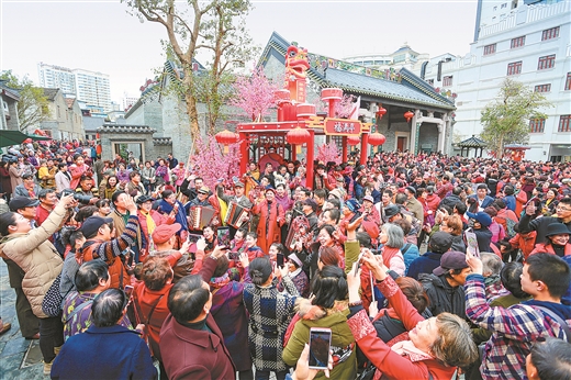 游客欢聚南宁市城隍庙合唱歌曲闹元宵