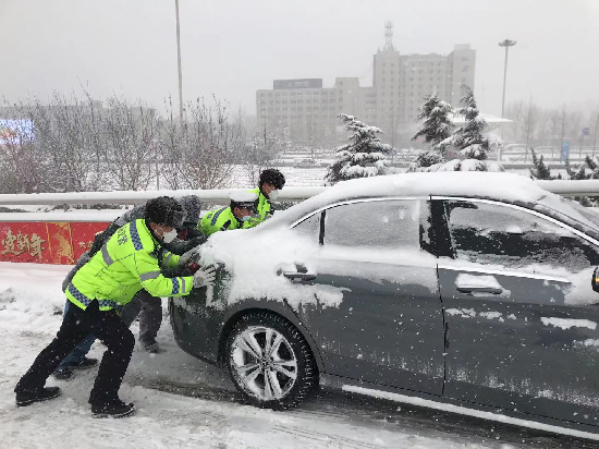 （已过审）【B】大连风雪中的别样“警”色