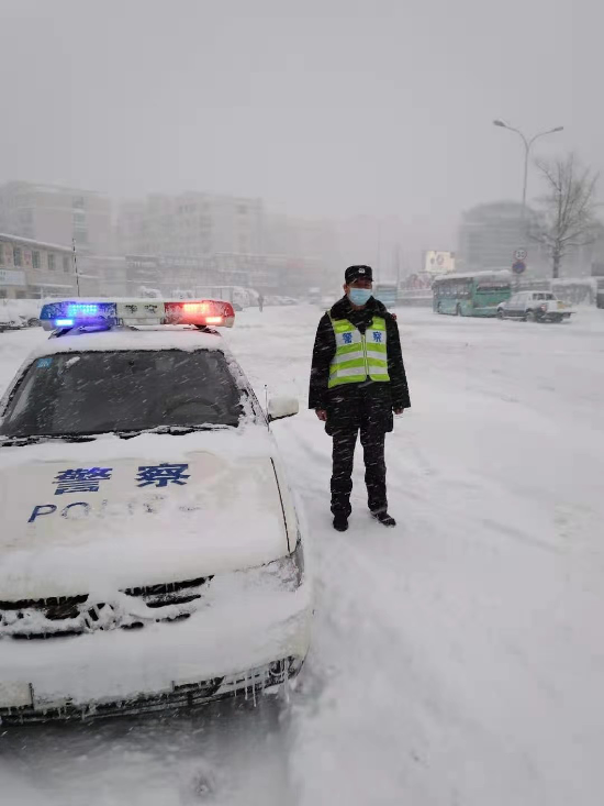 （已过审）【B】大连风雪中的别样“警”色