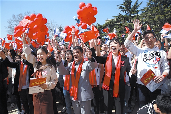 大连理工大学建校70年 师生千人快闪为母校庆生