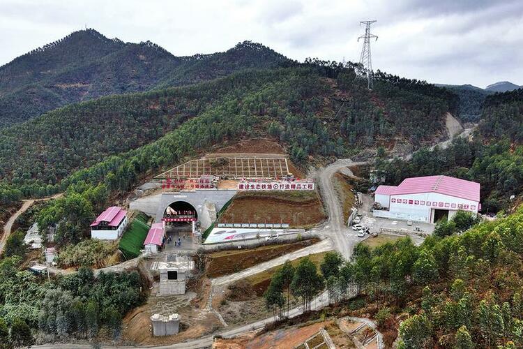 中马岭一号隧道顺利贯通贵南高铁全线隧道贯通数量过半