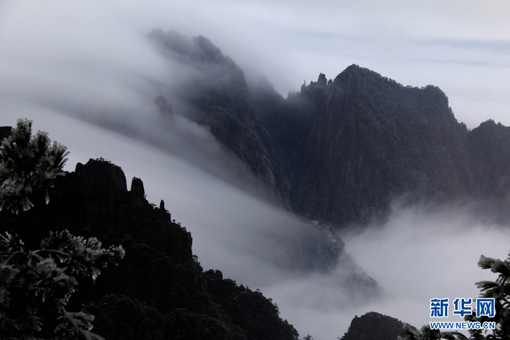 安徽黄山：流云度山海 飞雪又春风