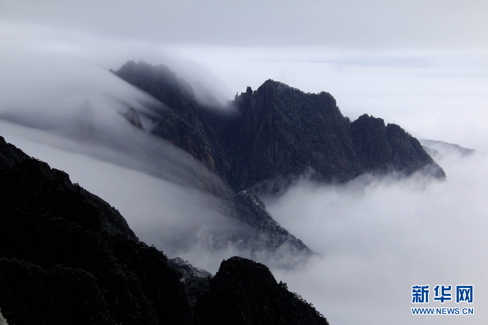 安徽黄山：流云度山海 飞雪又春风