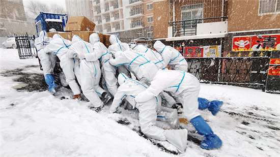 （已过审）【B】风雪中的“移动雕像”：大连抗疫志愿者十余天卸运物资十余吨