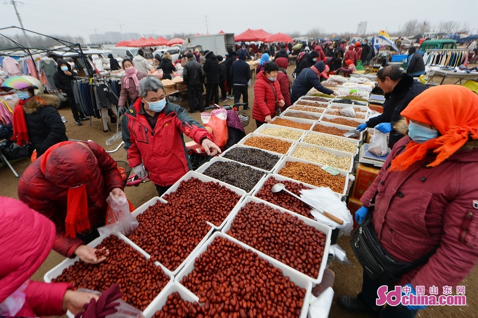 青岛：年货大集迎来销售旺季