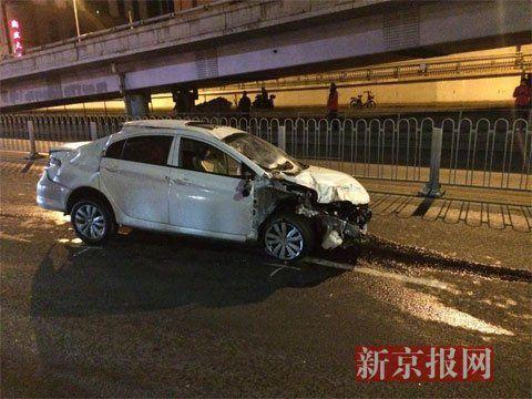 北京一轿车高速疾驰撞毁护栏 一男子被甩出身亡