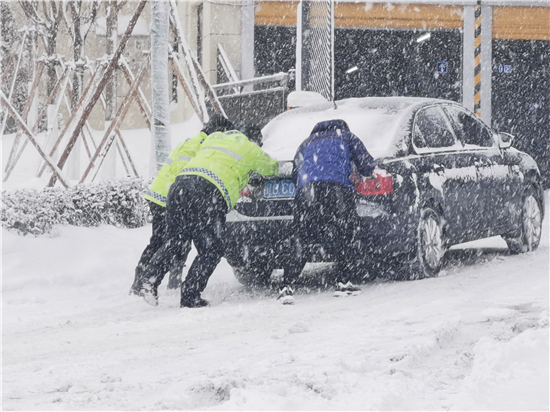 （已修改）【B】大连民警不畏辛劳 雪中坚守岗位