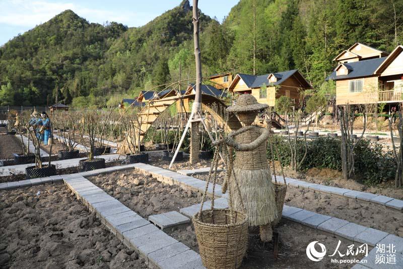 湖北鹤峰：“稻草人”扮靓生态农庄