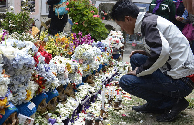 玻利维亚人装扮死人头骨祈福 为其戴帽子鲜花