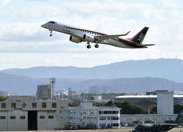 日本首架国产喷气式客机首飞