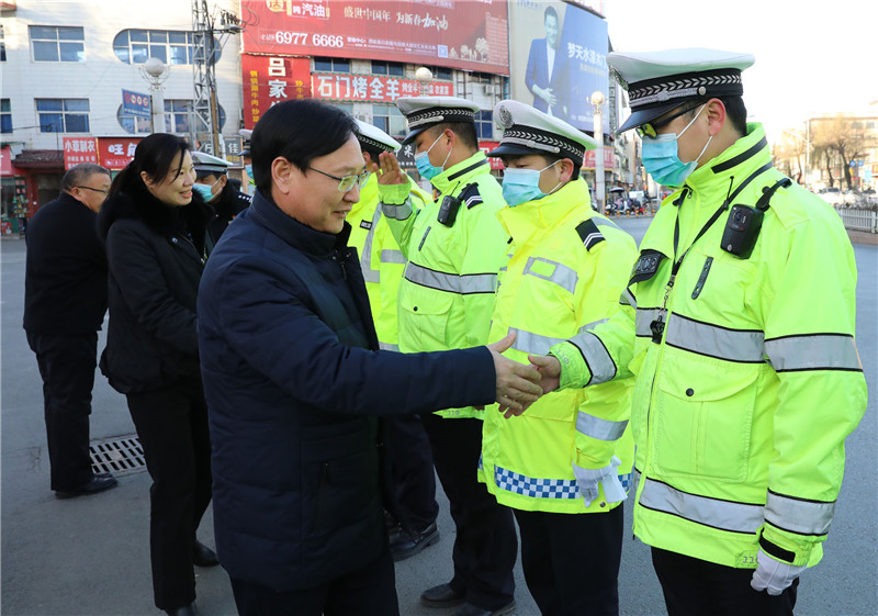 【原创】河南南阳多种形式庆祝首个中国人民警察节_fororder_西峡县县长马俊（左一）看望慰问一线执勤民警 摄影 丁俊良.JPG