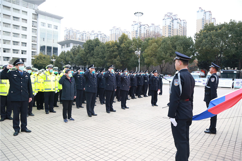 【原创】河南南阳多种形式庆祝首个中国人民警察节_fororder_邓州市公安民警在庆祝首个中国警察节活动中宣誓 摄影 鲁建雄.JPG