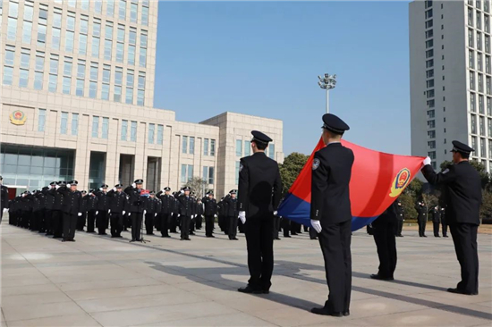 （有修改）（B 平安江苏 三吴大地南通）升国旗迎警旗 江苏省如皋市公安局致敬首个中国人民警察节