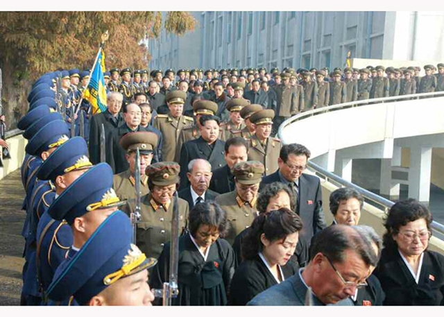 朝为94岁元帅李乙雪举行国葬 金正恩亲自撒土