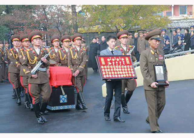 朝为94岁元帅李乙雪举行国葬 金正恩亲自撒土