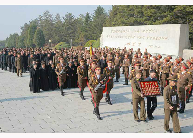 朝为94岁元帅李乙雪举行国葬 金正恩亲自撒土