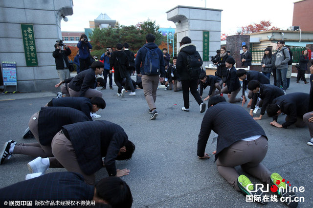 韩国高考开考 学弟学妹跪地为考生打气