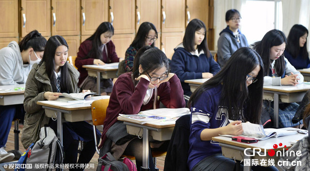 韩国高考开考 学弟学妹跪地为考生打气