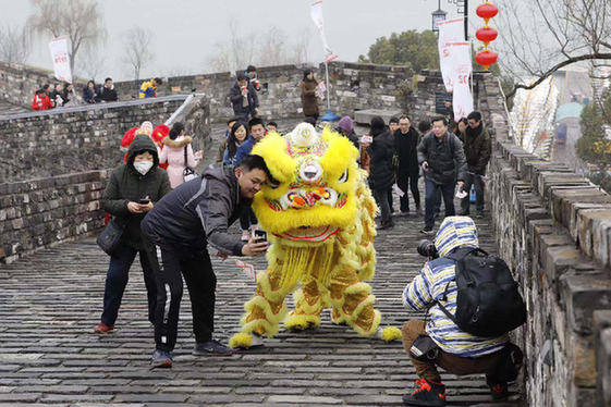 南京城墙万人“踏太平 走百病”