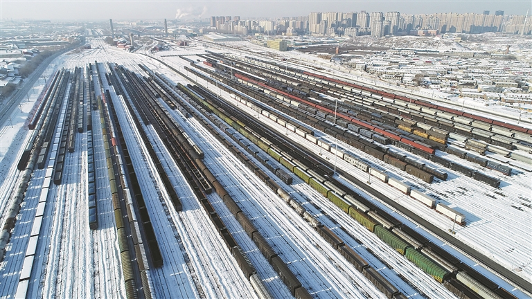 哈尔滨南站货运长龙雪中卧