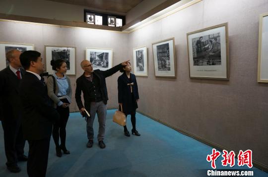 "新旧之交的中国"摄影展开幕 庆祝中瑞建交65周年