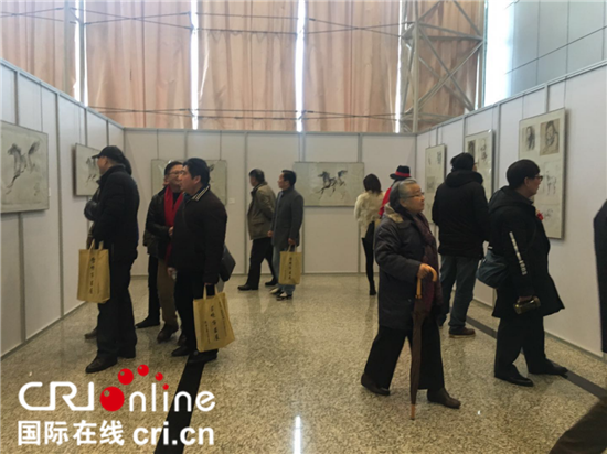 （供稿 文体列表 CHINANEWS带图列表 移动版）“回望青春·岁月永恒”雷晓宁画展南京巡展开幕