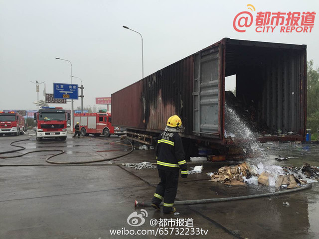 京港澳高速一货车起火 价值百万快递包裹燃烧殆尽