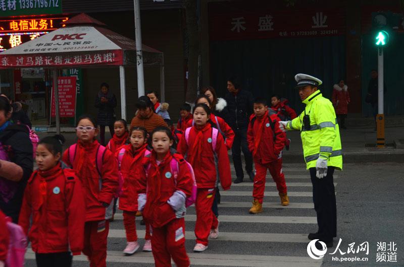 湖北房县：全力做好开学第一天道路排堵保畅工作