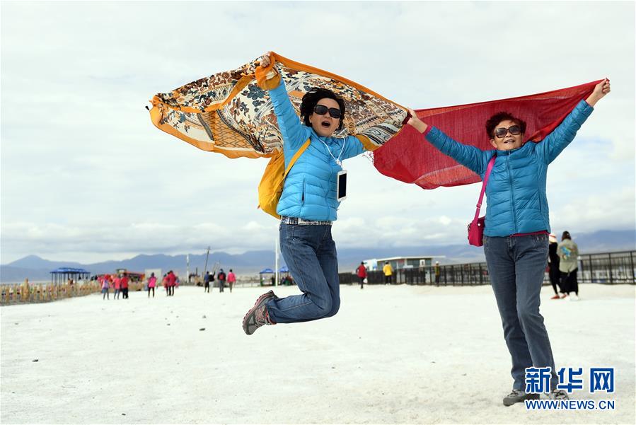 青海茶卡盐湖旅游热度持续不减