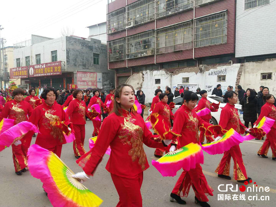 【焦点图-大图】【移动端-焦点图（页面标题：平顶山鲁山县四棵树乡：锣鼓秧歌闹元宵）】平顶山鲁山县四棵树乡：锣鼓秧歌闹元宵 文明新风助脱贫