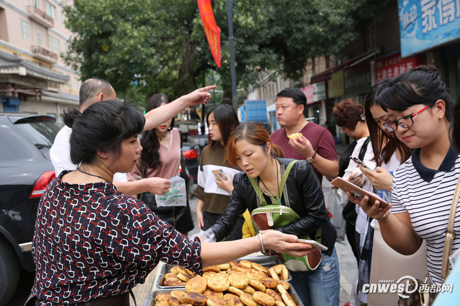 【焦点图 显示图在稿件最下方】西安街头现做现卖陕北月饼 日销千个生意红火