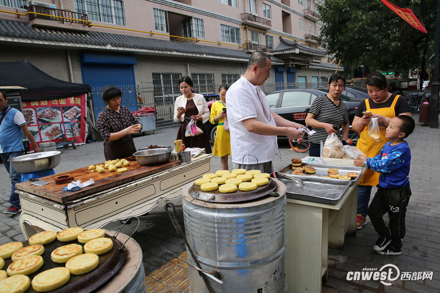 【焦点图 显示图在稿件最下方】西安街头现做现卖陕北月饼 日销千个生意红火