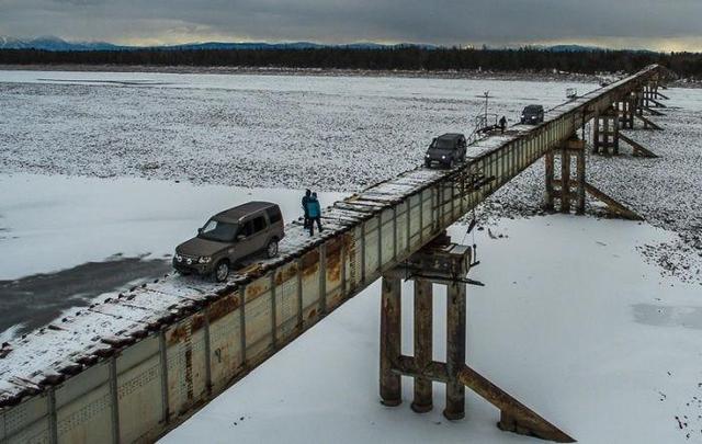 世界最惊险大桥：宽仅两米无护栏 常年冰雪覆盖