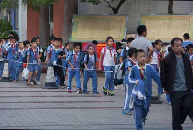 深圳27岁男老师当堂摸胸猥亵女学生