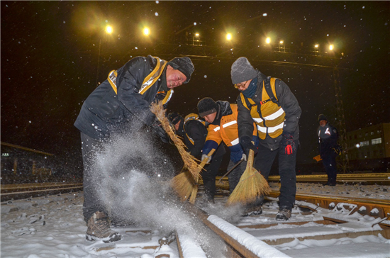 (已修改）【B】沈铁职工万里铁道线上演绎“雪”染的风采