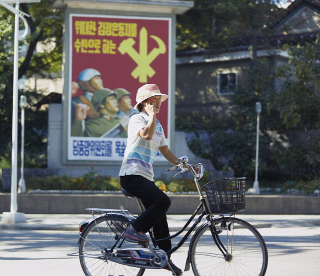 实拍朝鲜城市现代化时尚生活 民族服装绚丽多彩