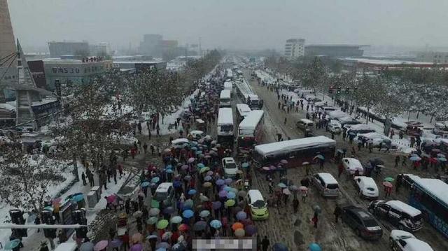 郑州暴雪致交通堵塞 千人滞留公交站场面震撼