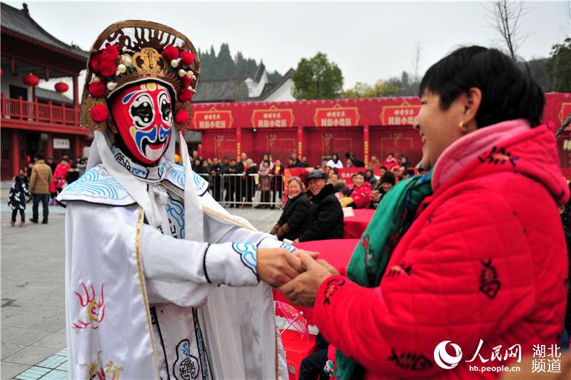 湖北宜昌：民俗庙会迎“腊八” “财神八仙”送祝福