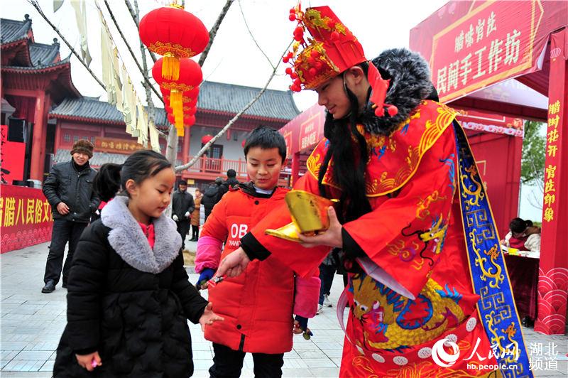 湖北宜昌：民俗庙会迎“腊八” “财神八仙”送祝福