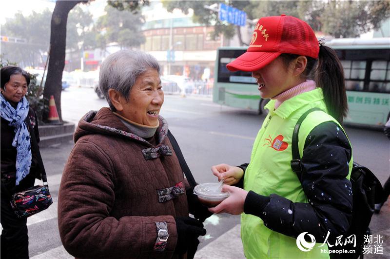 湖北十堰：腊八粥飘香 真情暖寒冬