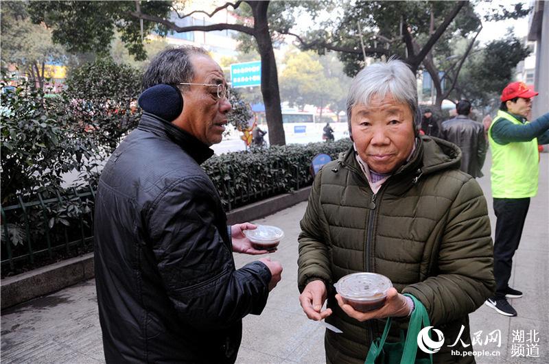 湖北十堰：腊八粥飘香 真情暖寒冬