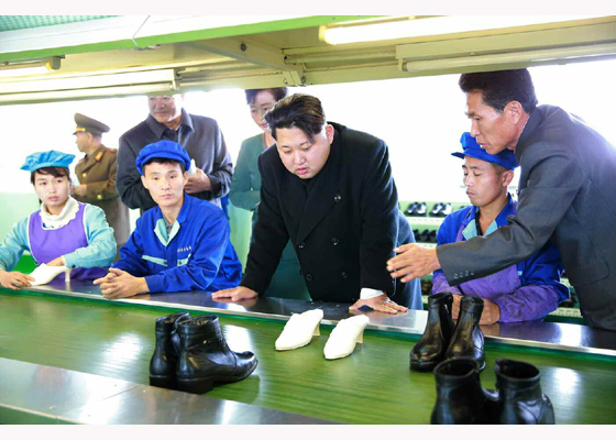 金正恩视察朝鲜皮鞋厂 左手缠绷带疑似受伤