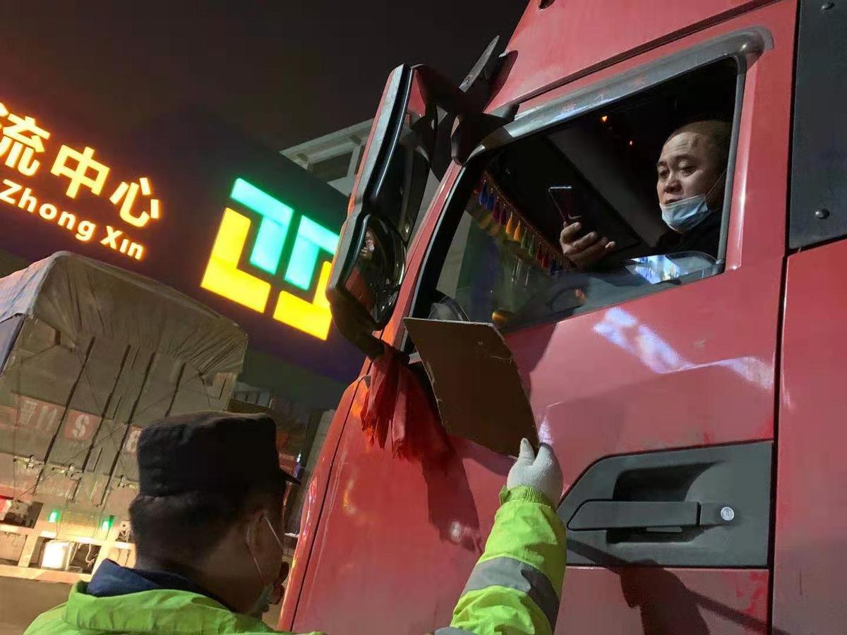 货车批发市场外排队消杀入场 西安高新交警全力保障周边道路畅通