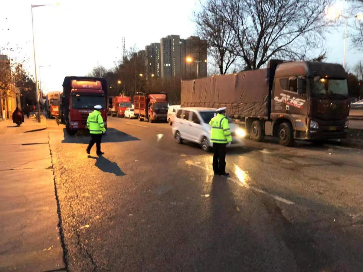 货车批发市场外排队消杀入场 西安高新交警全力保障周边道路畅通