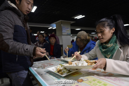 孩子患病成“大头娃娃” 为省钱一家人住车里