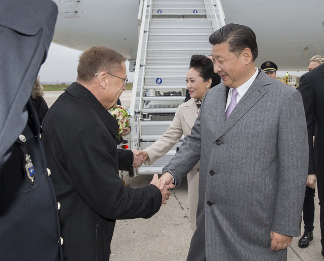 习近平抵达巴黎出席气候变化巴黎大会